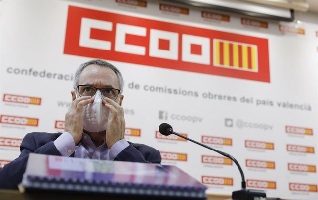 El ex secretario general de CCOO PV, Arturo León, a su llegada para atender a los medios tras su dimisión ante el Consejo Confederal del Sindicato por la polémica de haber recibido la primera dosis de la vacuna contra el Covid-19 a mediados de enero.