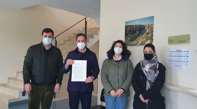 Los dirigentes del PP tras presentar su escrito