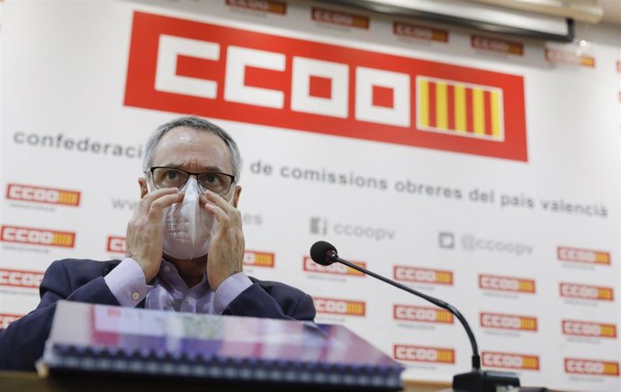El ex secretario general de CCOO PV, Arturo León, a su llegada para atender a los medios tras su dimisión ante el Consejo Confederal del Sindicato por la polémica de haber recibido la primera dosis de la vacuna contra el Covid-19 a mediados de enero.
