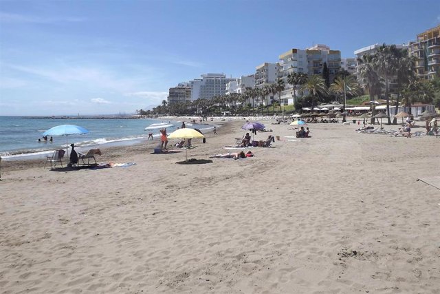 Playa turismo turistas sol marbella arena orilla mar viajeros relax litoral