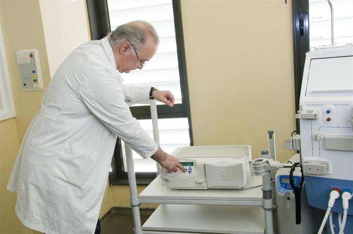 Un médico en una consulta del Hospital Dr. Negrín