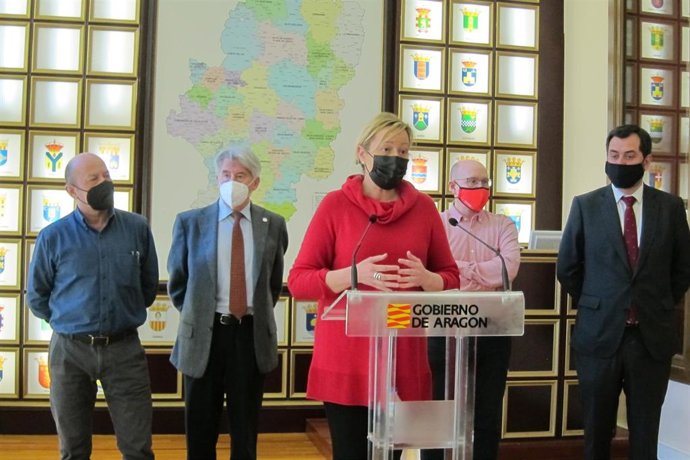 La consejera de Economía, Planificación y Empleo del Gobierno de Aragón, Marta Gastón, se reúne con los representantes de CEOE, CEPYME, UGT y CCOO en la comunidad autónoma para abordar la Agenda Aragonesa por el Empleo.