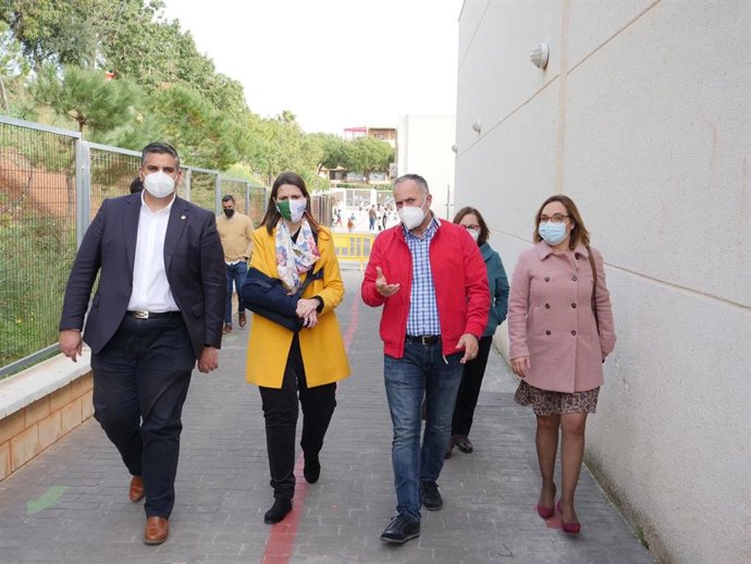 García Paine visita varios centros educativos de Mijas, acompañada del alcalde, Josele González, y de la concejala, María Dolores Olmedo.