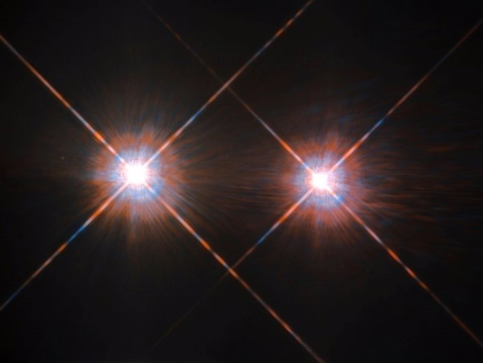 Alpha Centauri A (izquierda) y Alpha Centauri B fotografiadas por el Telescopio Espacial Hubble. Ubicado en la constelación de Centaurus (El Centauro), a una distancia de 4,3 años luz, el par de estrellas orbita un centro de gravedad común cada 80 años