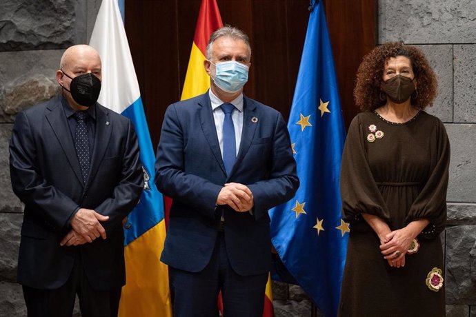 El presidente de Canarias, Ángel Víctor Torres (centro), junto al presidente del CD Tenerife, Miguel Concepción, y la presidenta de la Fundación, Milagros Luis Brito