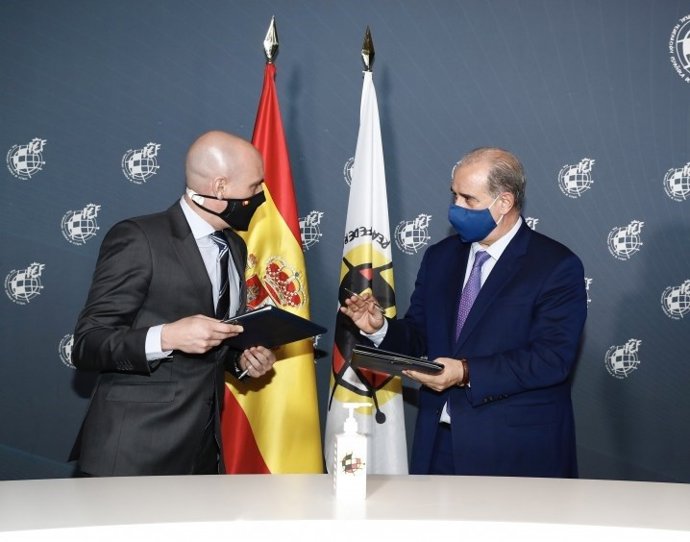 Luis Rubiales y Francisco Pardo firman el convenio de colaboración entre la RFEF y la Policía Nacional