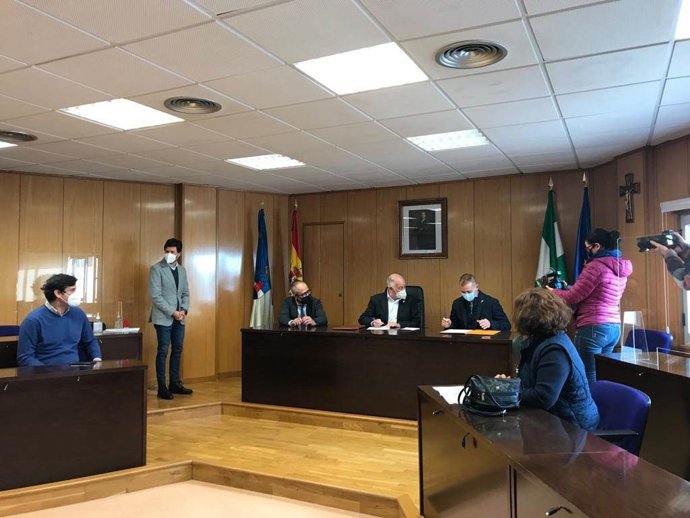 Firma del convenio entre la Junta andaluza y Roquetas de Mar sobre educación