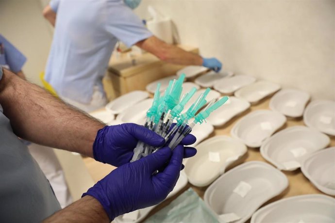 Un trabajador sanitario prepara las dosis de la de Pfizer-BioNTech contra la Covid-19, foto de recurso