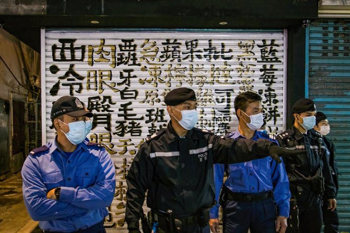 Personas con mascarillas en Hong Kong durante la pandemia de coronavirus