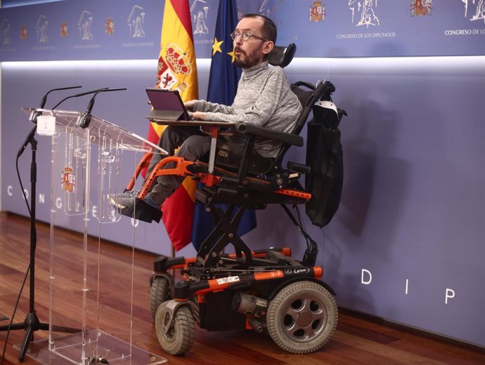 El portavoz parlamentario de Unidas Podemos, Pablo Echenique, interviene en una rueda de prensa convocada en el Congreso de los Diputados, en Madrid, (España), a 4 de febrero de 2021.