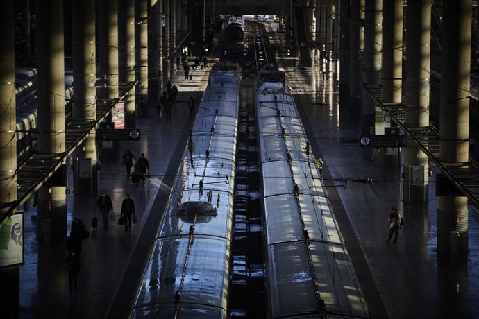 Pasajeros en un andén de uno de los trenes del AVE, en la Estación de Madrid-Puerta de Atocha
