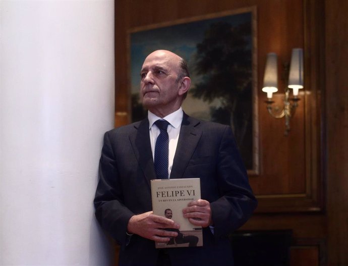 El periodista José Antonio Zarzalejos, durante la presentación del libro Felipe VI. Un rey en la adversidad, en Madrid (España), a 10 de febrero de 2021.