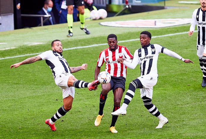 Inaki Williams of Athletic Club, Michael Malsa and Ruben Vezo of Levante during the Spanish league, La Liga Santander, football match played between Athletic Club de Bilbao and Levante UD at San Mames stadium on October 18, 2020 in Bilbao, Spain.