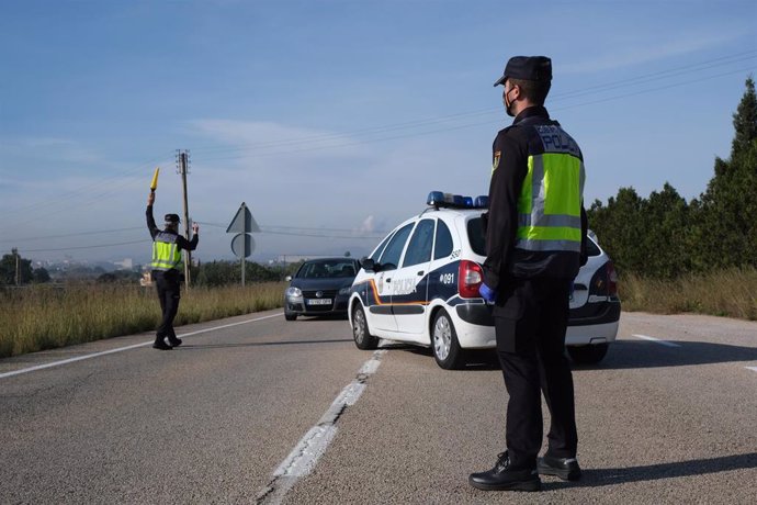 Agentes de la Policía Nacional realizan controles de movilidad a la entrada de la localidad de Manacor, Mallorca