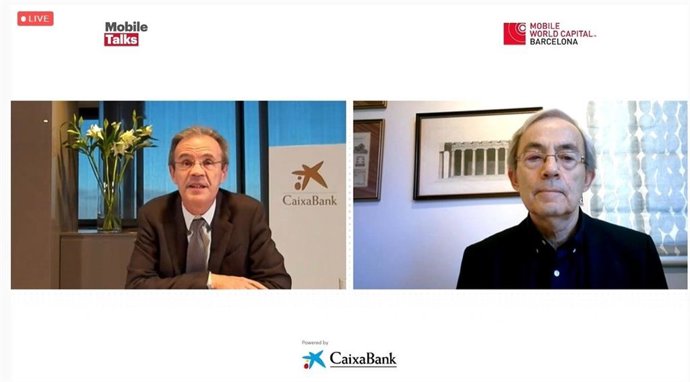 El Premio Nobel de Ciencias Económicas en 2010, Christopher Pissarides, y el presidente de CaixaBank, Jordi Gual, en la primera edición de los 'Mobile Talks' del Mobile World Capital Barcelona (MWCapital).