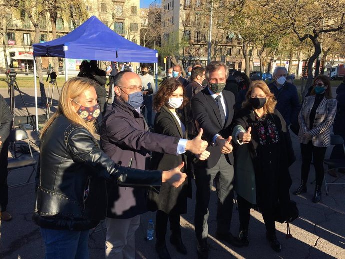 (i-d) La vicesecretaria del PP Ana Beltrán, el candidato al 14F Alejandro Fernández, la presidenta de la Comunidad de Madrid, Isabel Díaz Ayuso, el vicesecretario Antonio González Terol y la exministra Elvira Rodríguez, en un acto en Barcelona.