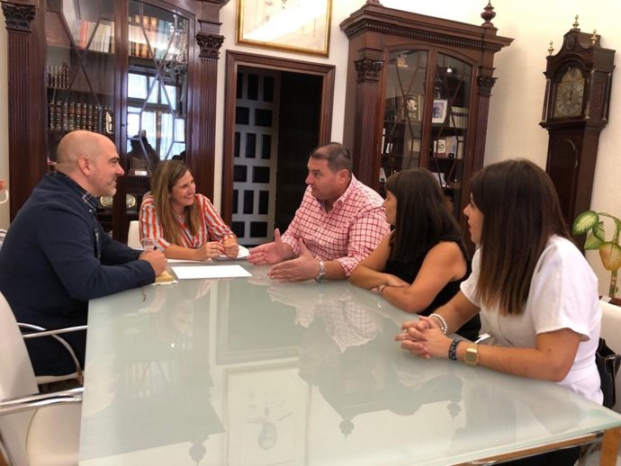 Irene García con el alcalde de Espera en una foto de archivo