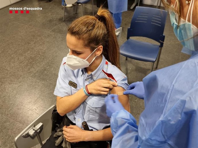 Una agente recibe la vacuna contra el coronavirus en la primera jornada de vacunación a cuerpos de emergencias, que ha empezado con Mossos d'Esquadra y Policía Local de Lleida el 10 de febero de 2021.