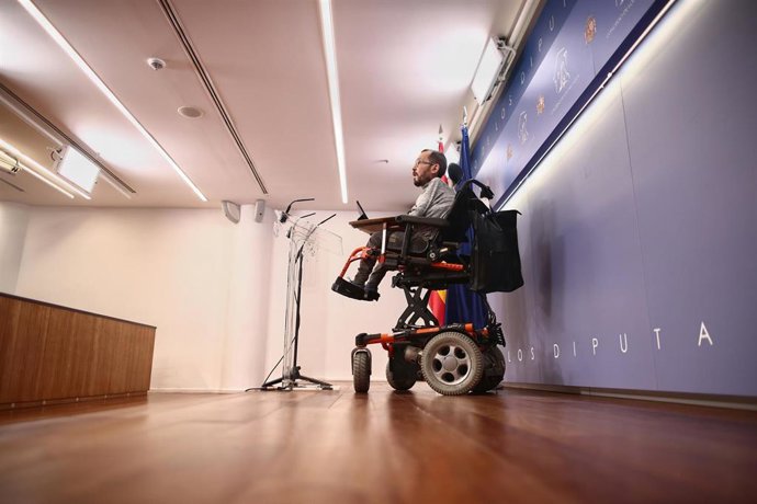 El portavoz parlamentario de Unidas Podemos, Pablo Echenique, interviene en una rueda de prensa convocada en el Congreso de los Diputados, en Madrid, (España), a 4 de febrero de 2021.