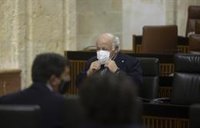 Andalucía defiende que busca aplicar "medicina de precisión" y evitar "confusión" con sus cambios en restricciones