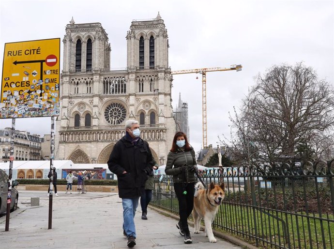 Un pareja camina por las inmediaciones de la catedral de Notre Damme.