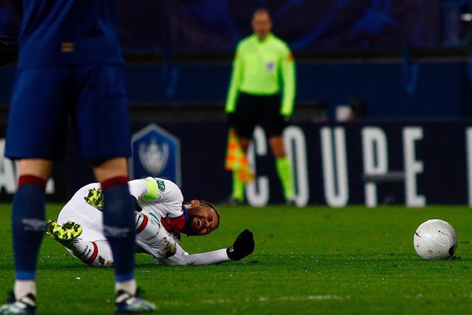 10 February 2021, France, Caen: Paris Saint-Germain's Neymar lies on the ground injured during the Coupe de France round of 64 soccer match between Stade Malherbe Caen and Paris Saint-Germain at Michel d'Ornano Stadium. Photo: Sameer Al-Doumy/AFP/dpa