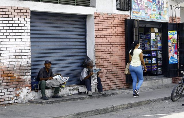 Un grupo de personas lee el periódico en Venezuela.