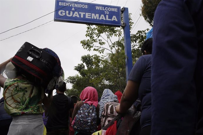 Migrantes entran a Guatemala en El Florido.