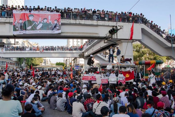Protestas contra la junta militar de Birmania en Rangún.