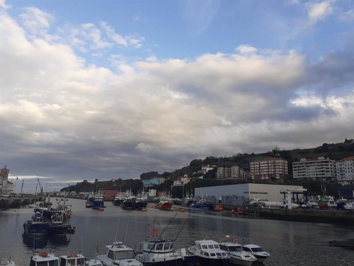 Nubes sobre el puerto de Bermeo.