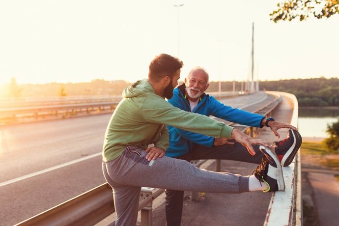 Padre e hijo. Hombres haciendo ejercicio. Deporte.