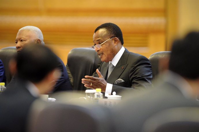 El presidente de República del Congo, Denis Sassou Nguesso (c)