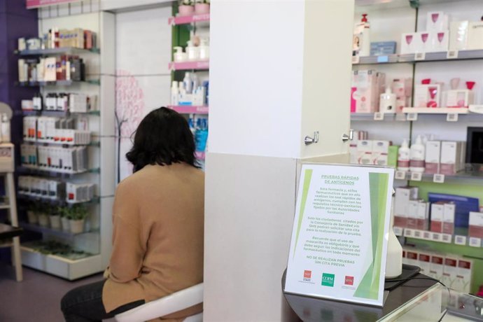 Una mujer espera para realizarse un test de antígenos en la farmacia Las Gemelas, Madrid, (España), a 5 de febrero de 2021. Estos test están ya permitidos en las farmacias de la región donde los ciudadanos que hayan recibido un SMS de Salud Pública pued