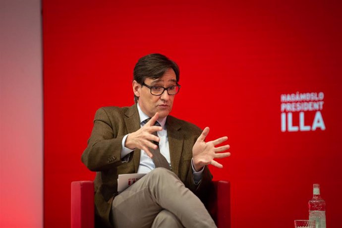 El candidato del PSC a las elecciones catalanas, Salvador Illa, en un encuentro digital acompañado de la ministra de Asuntos Económicos y Transformación Digital, Nadia Calviño en la sede del PSC, en Barcelona, Cataluña (España), a 8 de febrero de 2021.