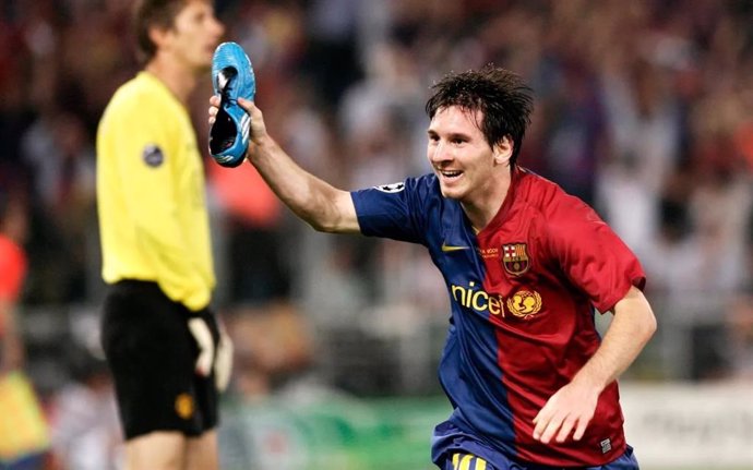 El jugador del FC Barcelona Leo Messi celebra, bota en mano, el segundo gol del FC Barcelona en el triunfo sobre el Manchester United en la final de la Liga de Campeones de 2009, en el Estadio Olímpico de Roma