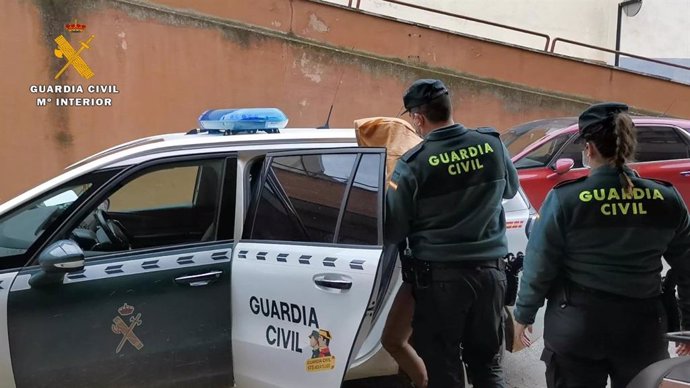 La detenida por tráfico de drogas es introducida al vehículo de la Guardia Civil