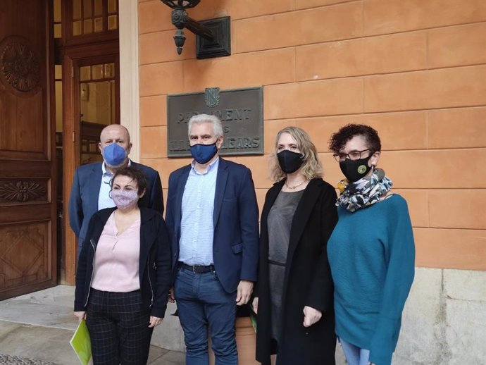 Diputados de El PI, MÉS per Mallorca y MÉS per Menorca a las puertas del Parlament balear.