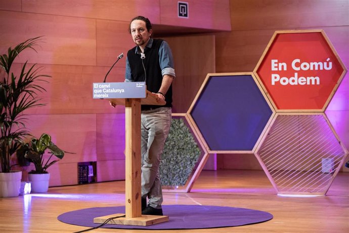 (I-D) El secretario general de Podemos y vicepresidente segundo del Gobierno, Pablo Iglesias, en el acto central de campaña de En Comú Podem para las elecciones catalanas, en Santa Coloma de Gramanet, Barcelona, Catalunya (España), a 6 de febrero de 202