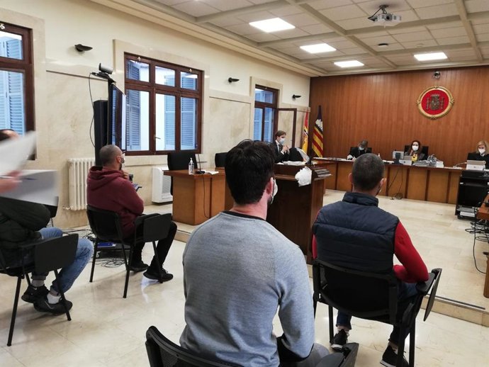 Los acusados por formar una banda organizada que cometía robos en casas de Mallorca.