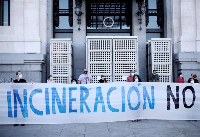 Asociaciones vecinales y ecologistas reclaman el cierre de la incineradora de Valdemingómez el pasado verano. Archivo. 
