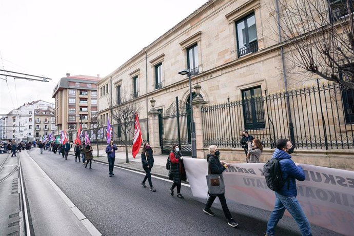 Sindicatos rechazan, en torno al Parlamento Vasco, los Presupuestos de la Comunidad Atónoma Vasca para 2021