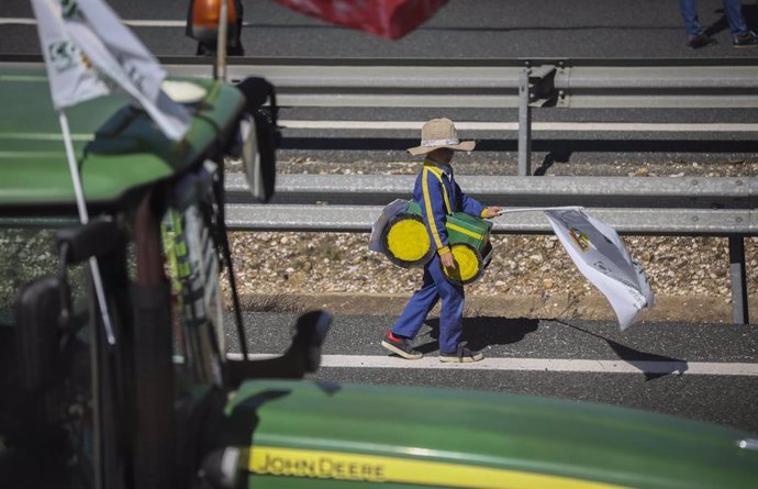 Un niño con un disfraz de tractor durante la manifestación que ha cortado la A-4 en Carmona durante la tractorada organizada por agricultores en Sevilla, a 25 de febrero de 2020.