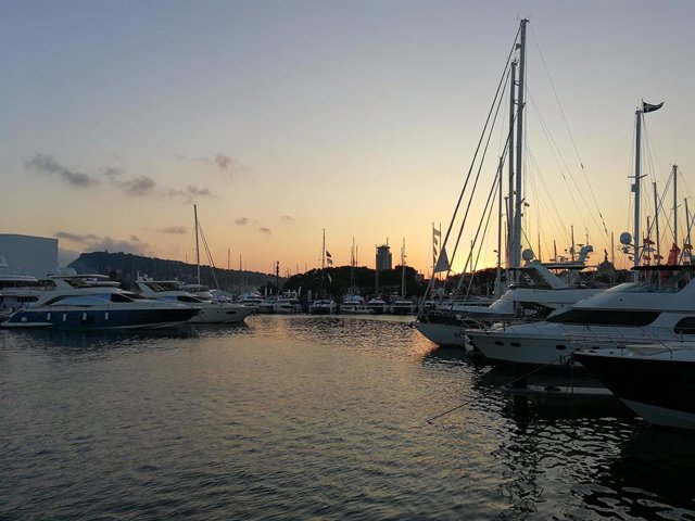Imagen de barcos en una marina