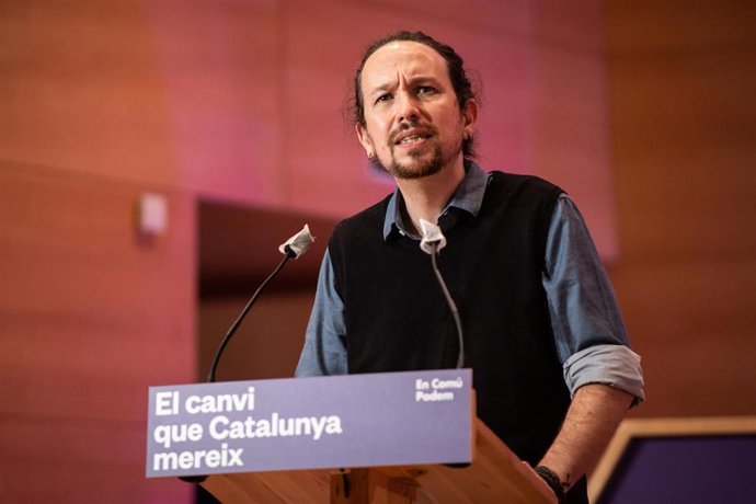 (I-D) El secretario general de Podemos y vicepresidente segundo del Gobierno, Pablo Iglesias, en el acto central de campaña de En Comú Podem para las elecciones catalanas, en Santa Coloma de Gramanet, Barcelona, Catalunya (España), a 6 de febrero de 202