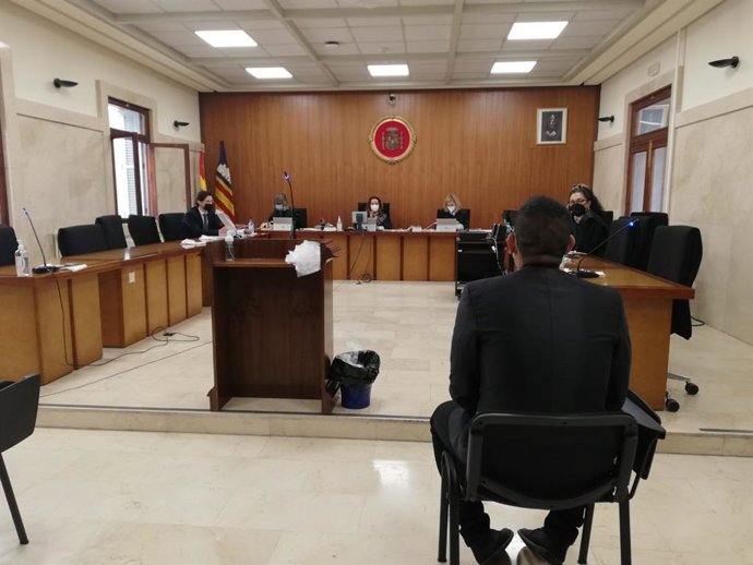 El acusado de agresión sexual a su compañera de piso en Menorca, sentado en la sala de vistas de la Audiencia Provincial.