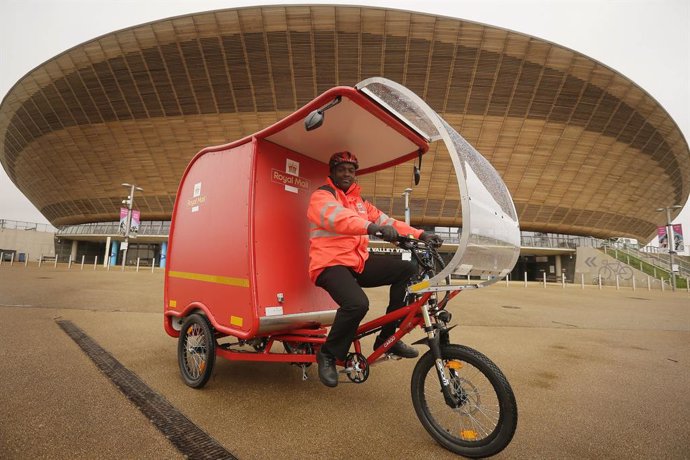 19 March 2019, England, London: A Postman rides an e-Trike during the unveiling of the zero-carbon emission e-Trikes, which are predominantly powered by a combination of solar, battery and brake technology, and will be trialled by Royal Mail at the end 