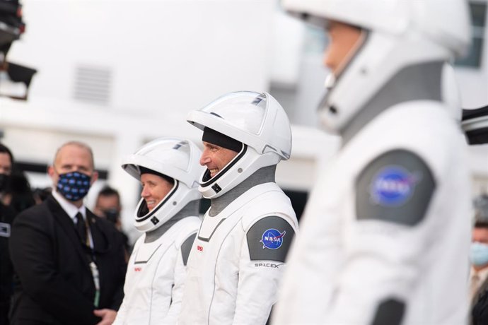 HANDOUT - 15 November 2020, US, Cape Canaveral: NASA astronauts Mike Hopkins (C), Shannon Walker (L), and Japan Aerospace Exploration Agency (JAXA) astronaut Soichi Noguchi wear the SpaceX spacesuits, as they prepare to depart the Neil Armstrong Operati