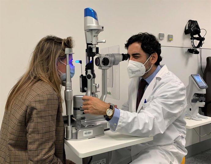 Toma de la tensión ocular a una paciente de Quirónsalud.