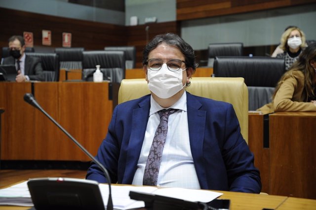 El vicepresidente segundo y consejero de Sanidad y Servicios Sociales, José María Vergeles, en el pleno de la Asamblea para informar sobre la situación de la pandemia de la Covid-19