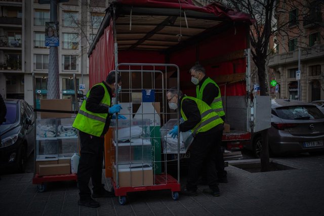 Camió amb urnes i paperetes al Mercat del Ninot de cara a les eleccions del 14 de febrer